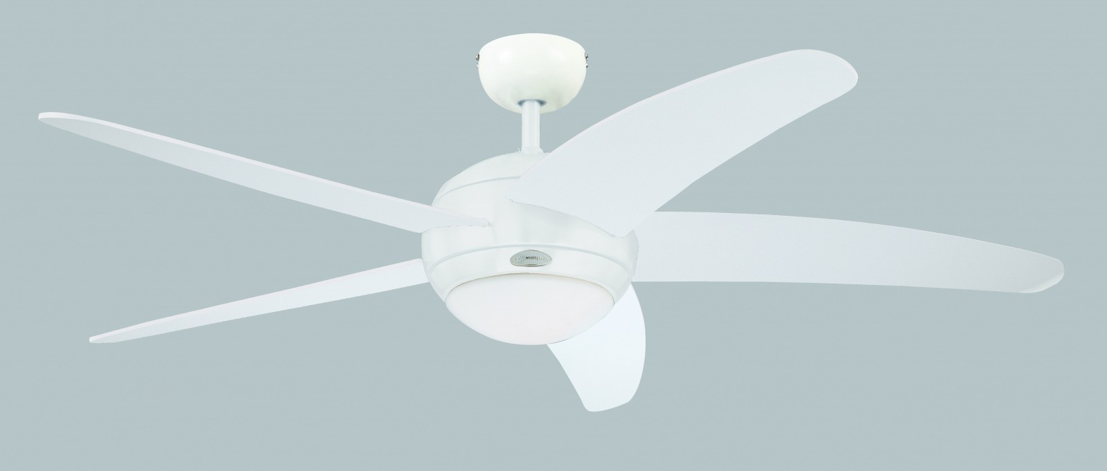 Ein weier Deckenventilator mit fünf Blättern und integrierter Lampe.