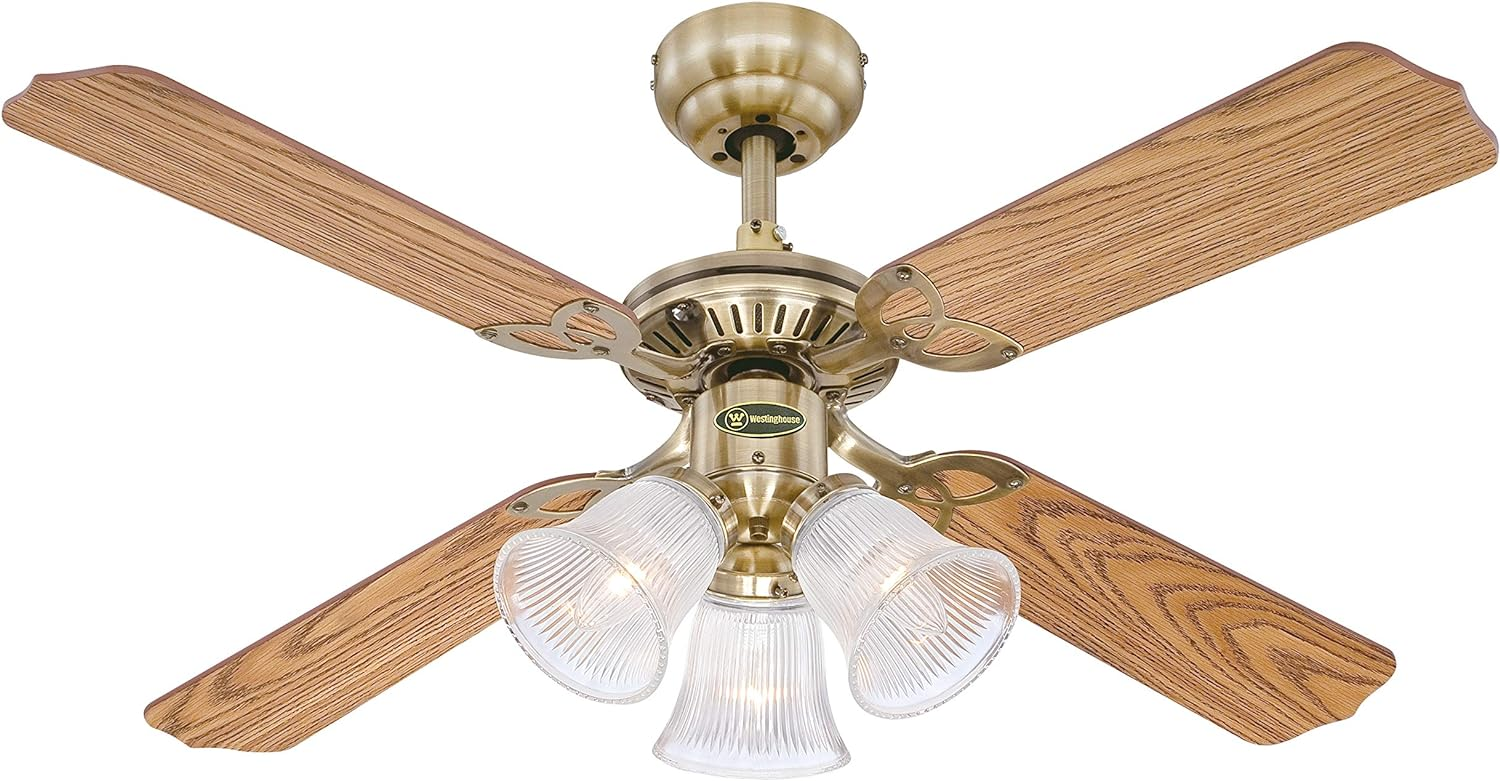 Deckenventilator mit vier Holzflügeln und drei Glasleuchten in Messingoptik.