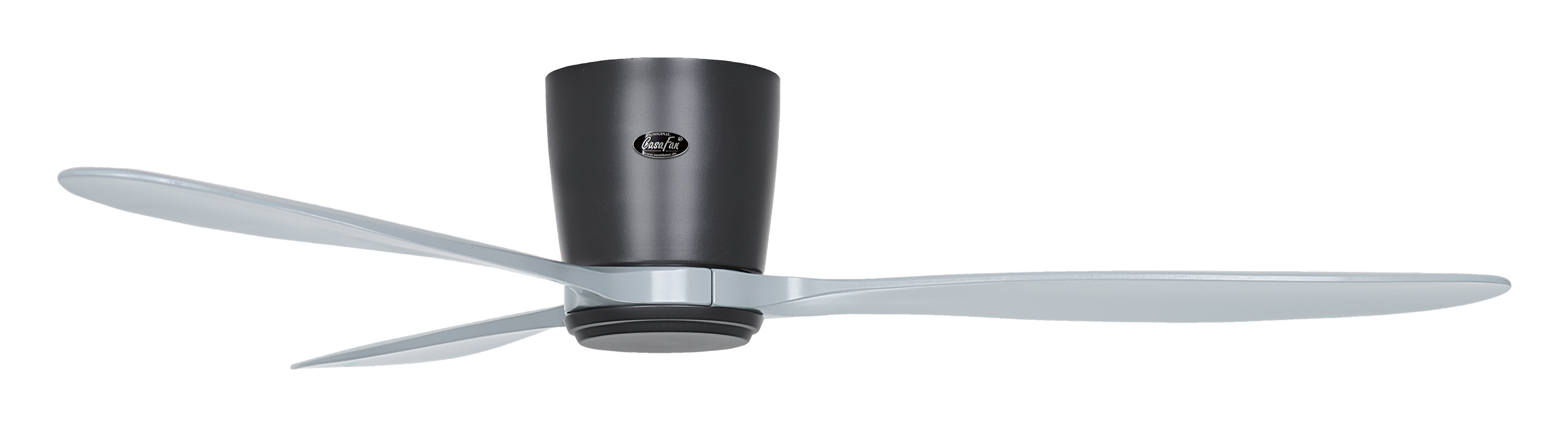 Un ventilatore da soffitto scuro con tre pale grigio chiaro.