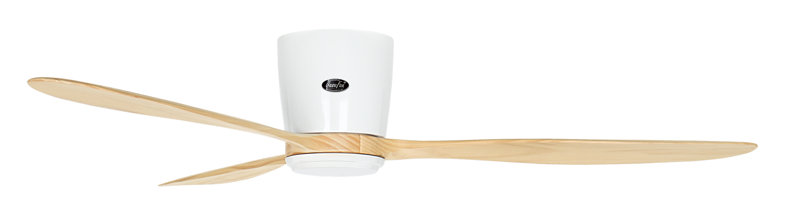 Un ventilatore da soffitto bianco con tre pale in legno su sfondo bianco.