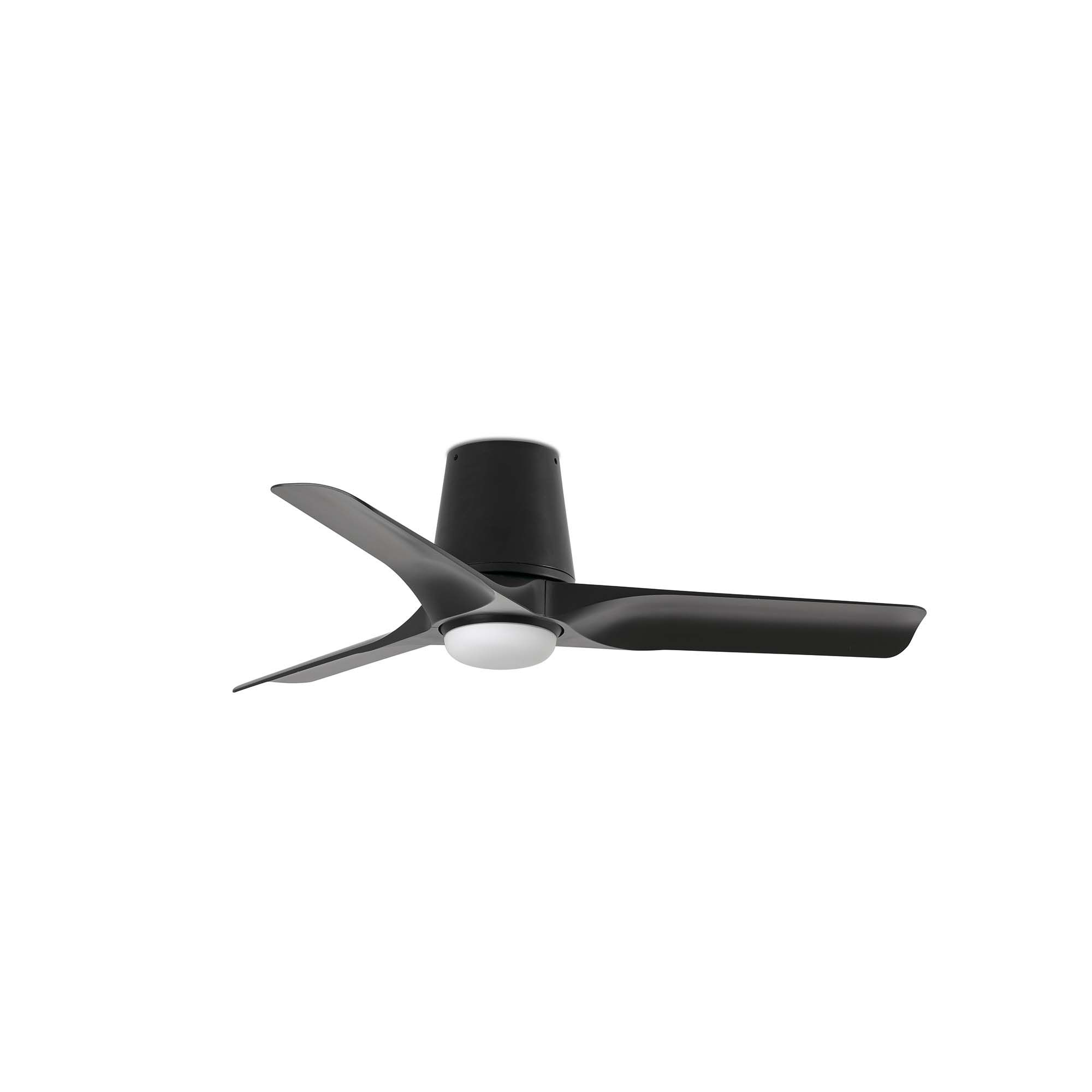 Ein schwarzer Deckenventilator mit drei Flügeln und einer runden Leuchte.