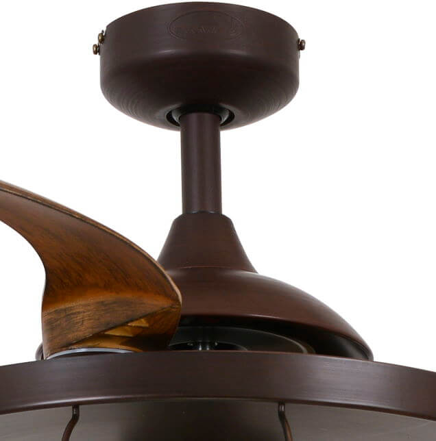 Dunkelbrauner Deckenventilator mit Holzoptik-Flügeln, Nahaufnahme.