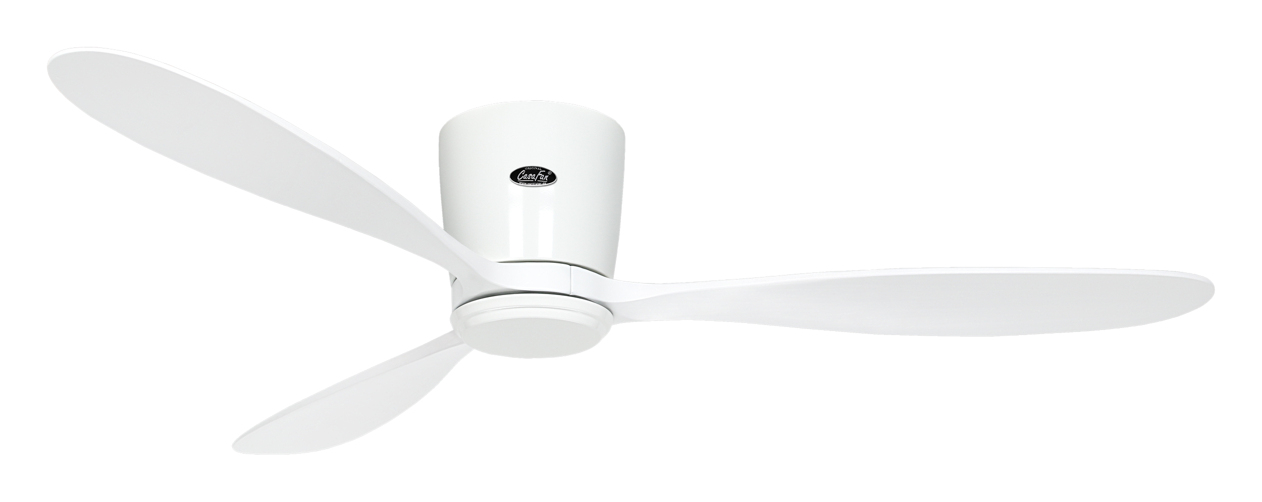 Un ventilatore da soffitto bianco con tre pale e un alloggiamento rotondo.