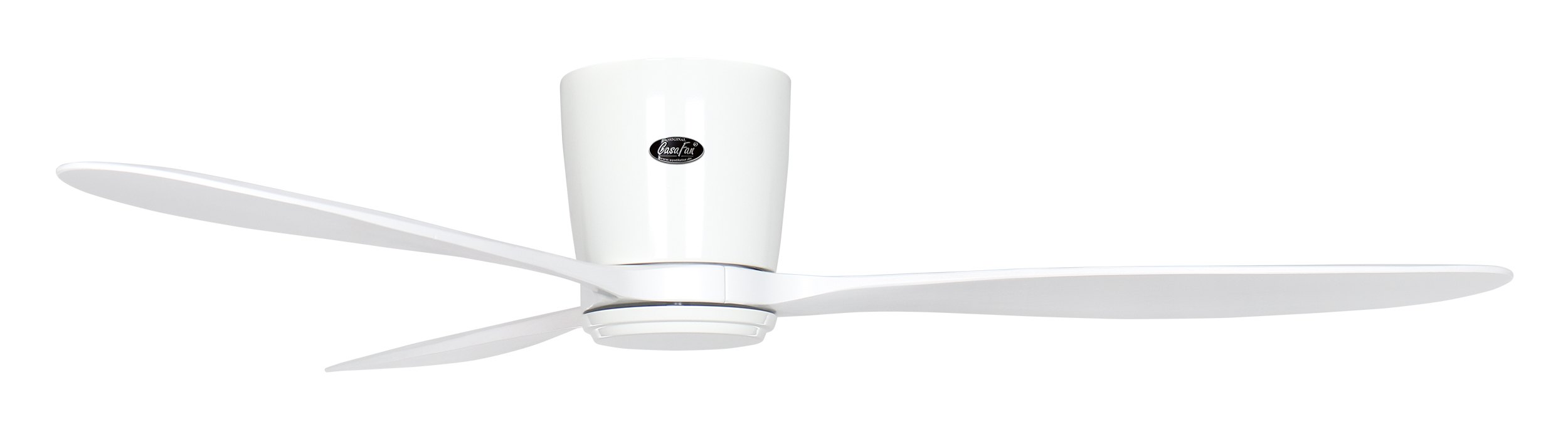 Un ventilatore da soffitto bianco con tre pale eleganti su sfondo bianco.