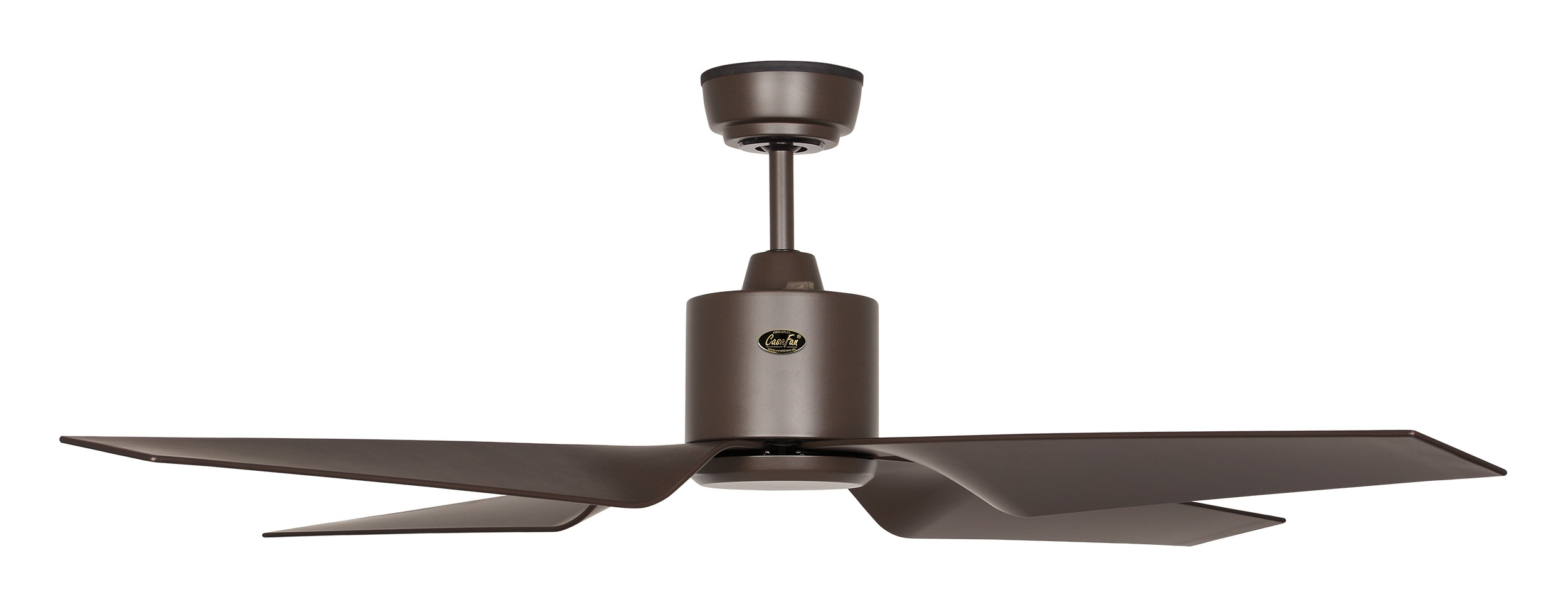 Ein brauner Deckenventilator mit vier breiten Blättern auf weißem Hintergrund.
