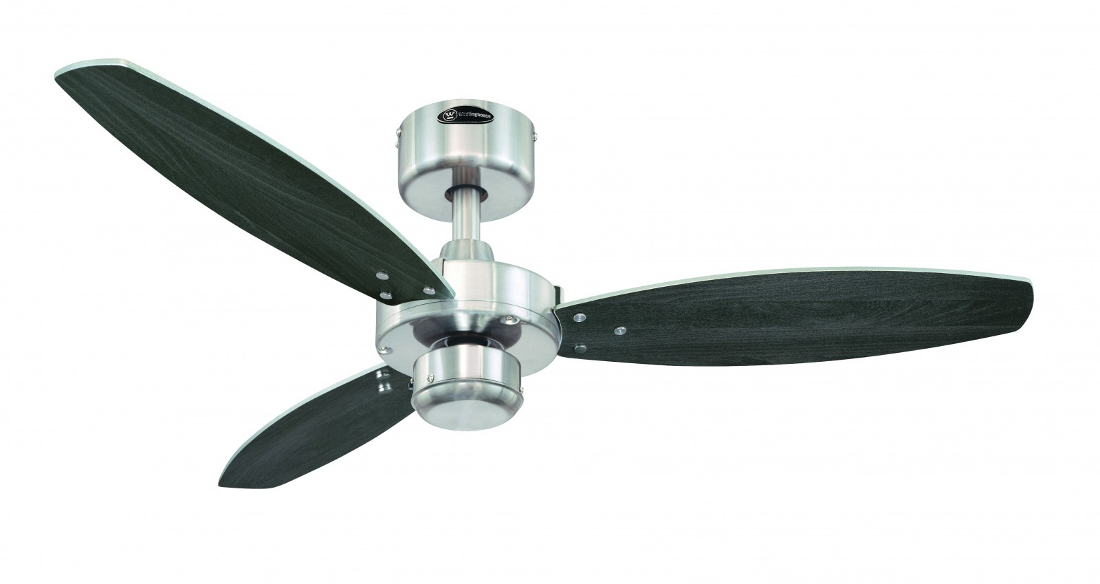 Ein silberner Deckenventilator mit drei dunkelgrauen Holzblättern.