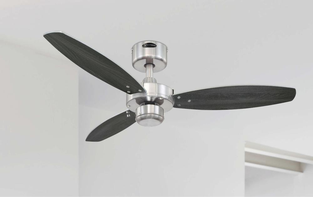 Ein Deckenventilator mit drei dunklen Holzblättern und silbernem Gehäuse.