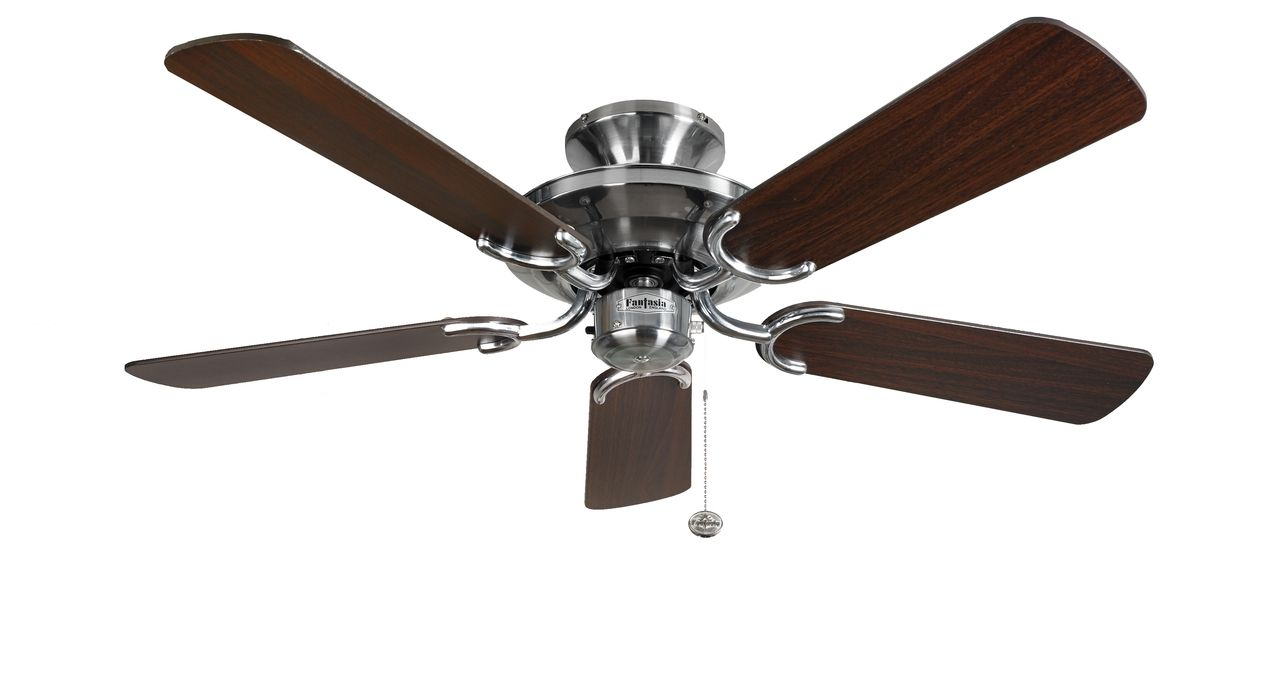 Ein Deckenventilator mit fünf dunkelbraunen Holzblättern und silbernen Halterungen.