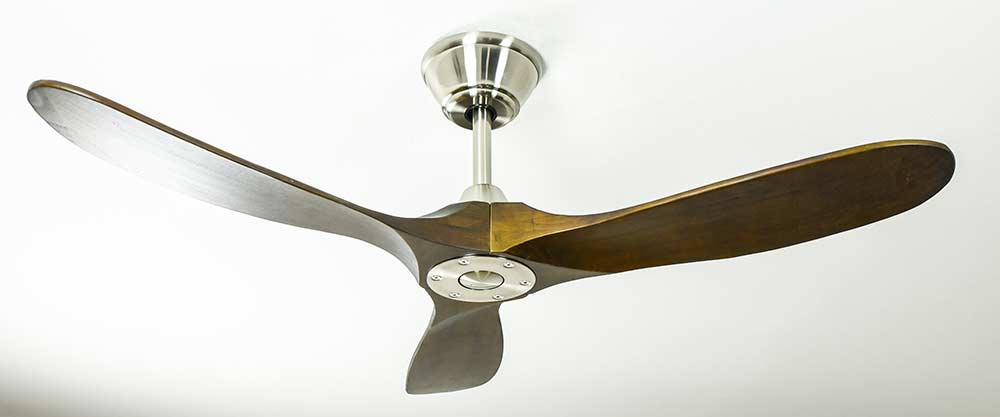 Ventilatore da soffitto moderno con tre pale in legno e alloggiamento in metallo.