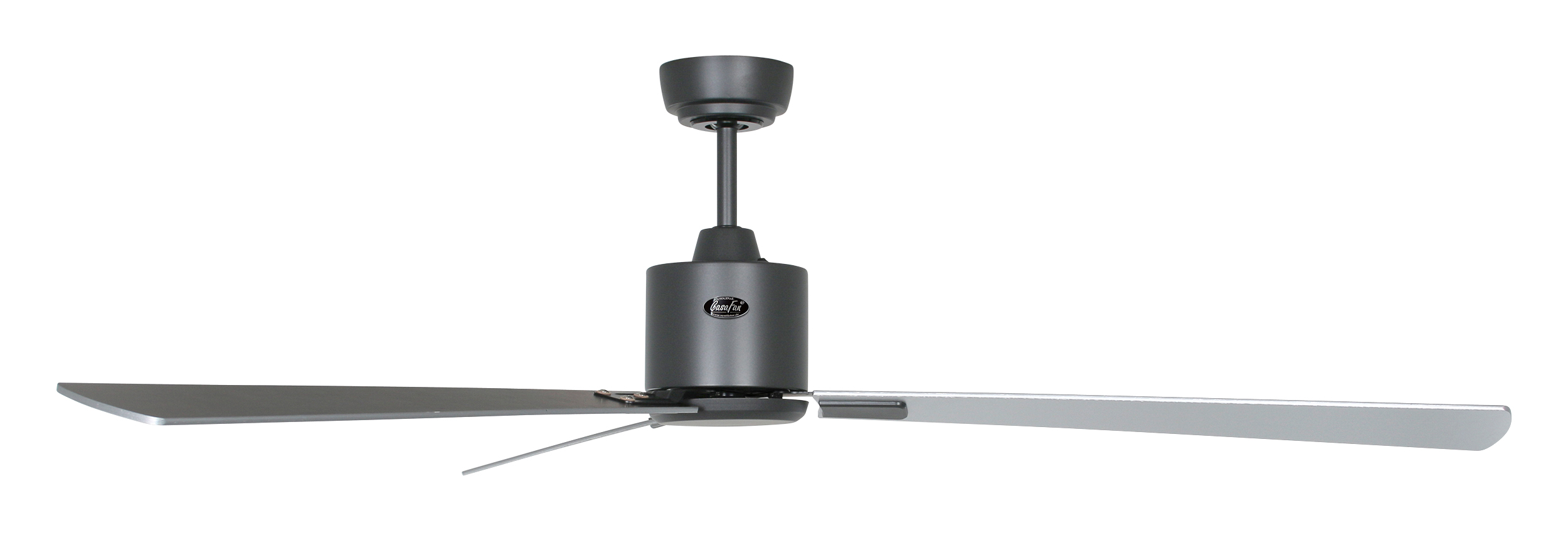 Ventilatore da soffitto grigio scuro con tre pale larghe e metalliche.