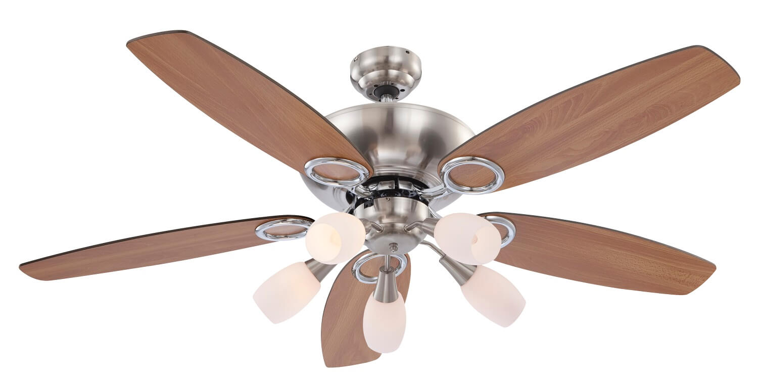 Ein Deckenventilator mit fünf Holzblättern und fünf Lichtern.