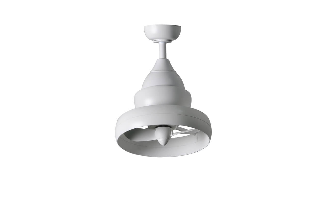 Ein weißer Deckenventilator mit spiralförmigem Gehäuse und sichtbaren Flügeln.