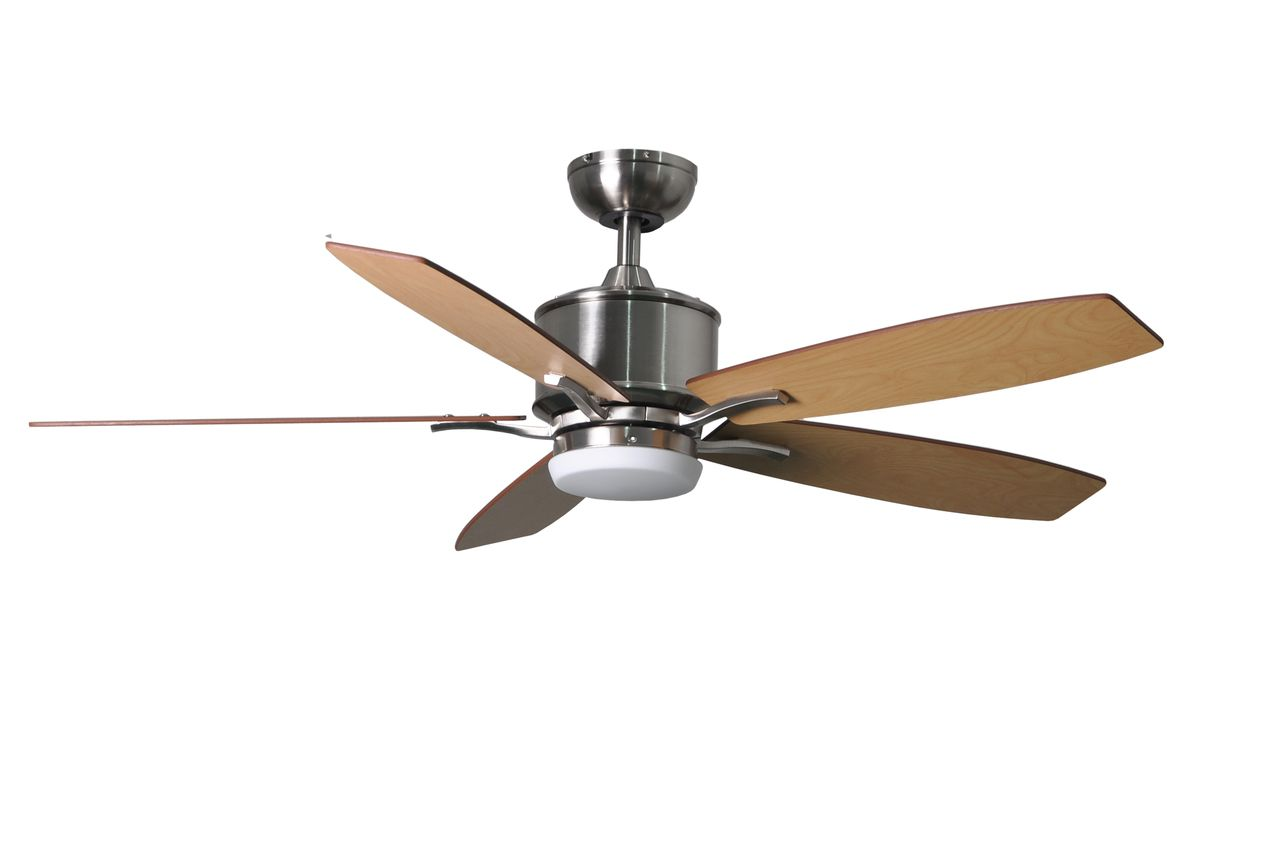 Ein Deckenventilator mit fünf Holzflügeln und einer Metallbasis.