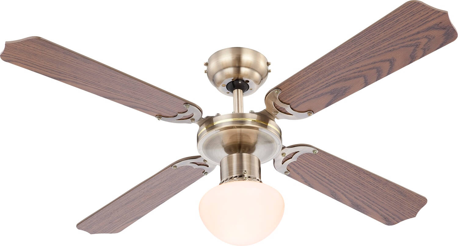 Ein Deckenventilator mit vier Holzflügeln und einer Glühbirne.