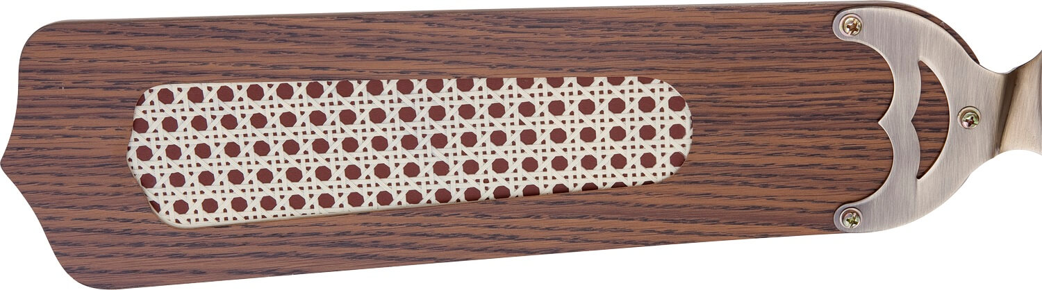 Holzdeckenventilatorblatt mit Rattan-Einsatz und Metallbeschlägen.