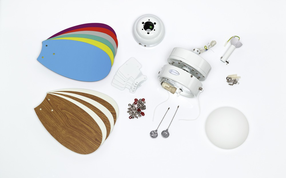 Bunt und Holzfarbene Ventilatorblätter, Motorkomponenten, Befestigungsteile und eine weiße Lampe.
