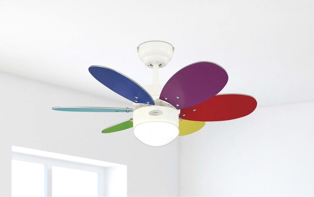 Ein bunter Deckenventilator mit sechs Flügeln in Rot, Lila, Blau, Türkis, Grün und Gelb.