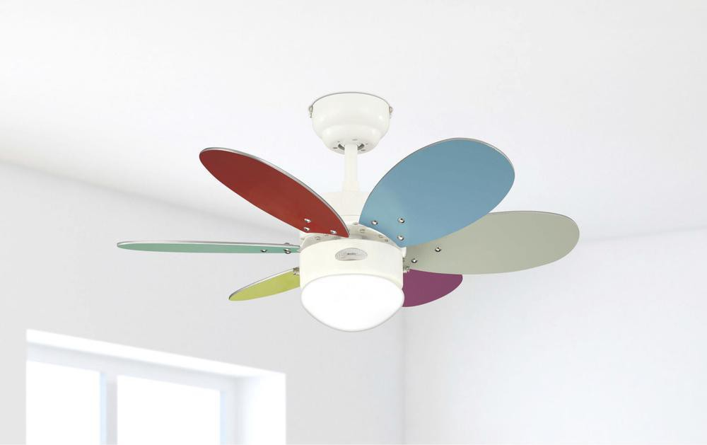 Deckenventilator mit farbigen Flügeln: rot, blau, grün, gelb, lila, grau.