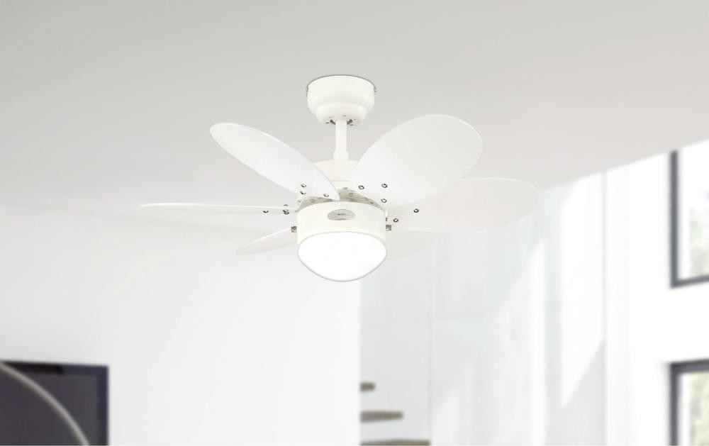 Ein weier Deckenventilator mit fünf Blättern und integrierter Lampe.