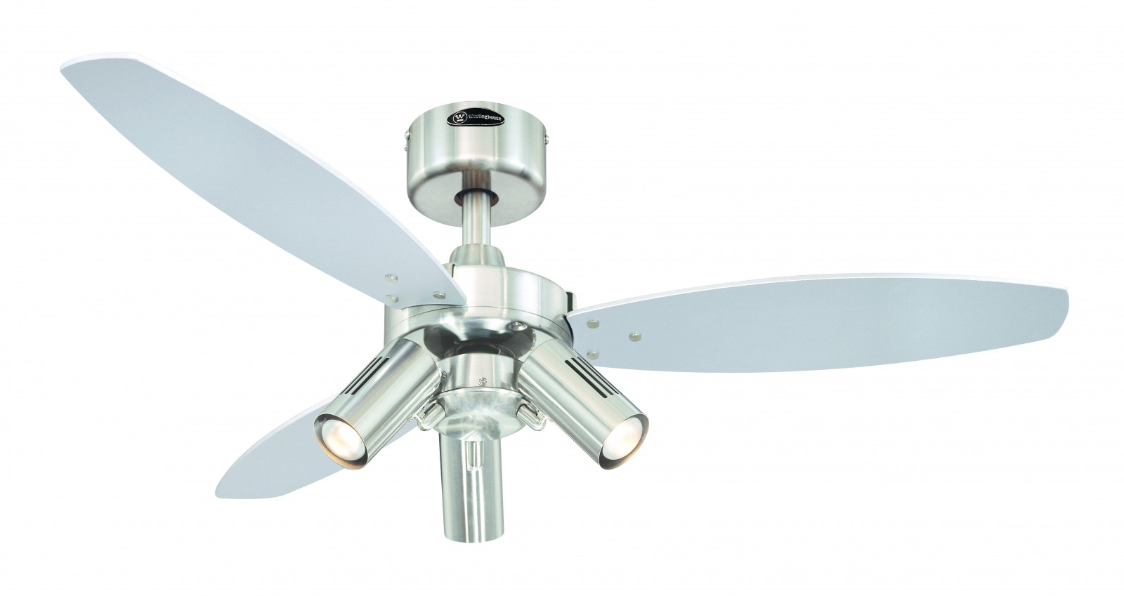 Ein silberner Deckenventilator mit drei weißen Blättern und drei Lichtern.