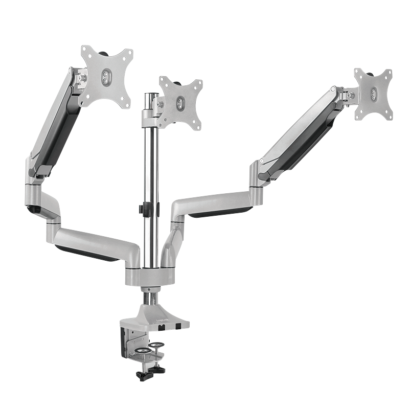 Un supporto da scrivania argentato per tripli monitor con bracci regolabili e base a morsetto.