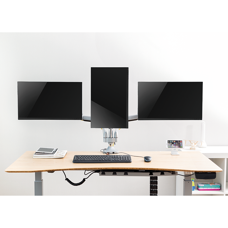 Una scrivania con tre monitor, tastiera, mouse e tablet.