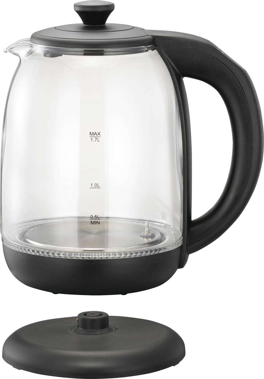 Ein transparenter Wasserkocher mit schwarzem Griff und Deckel steht auf einer schwarzen Basis.
