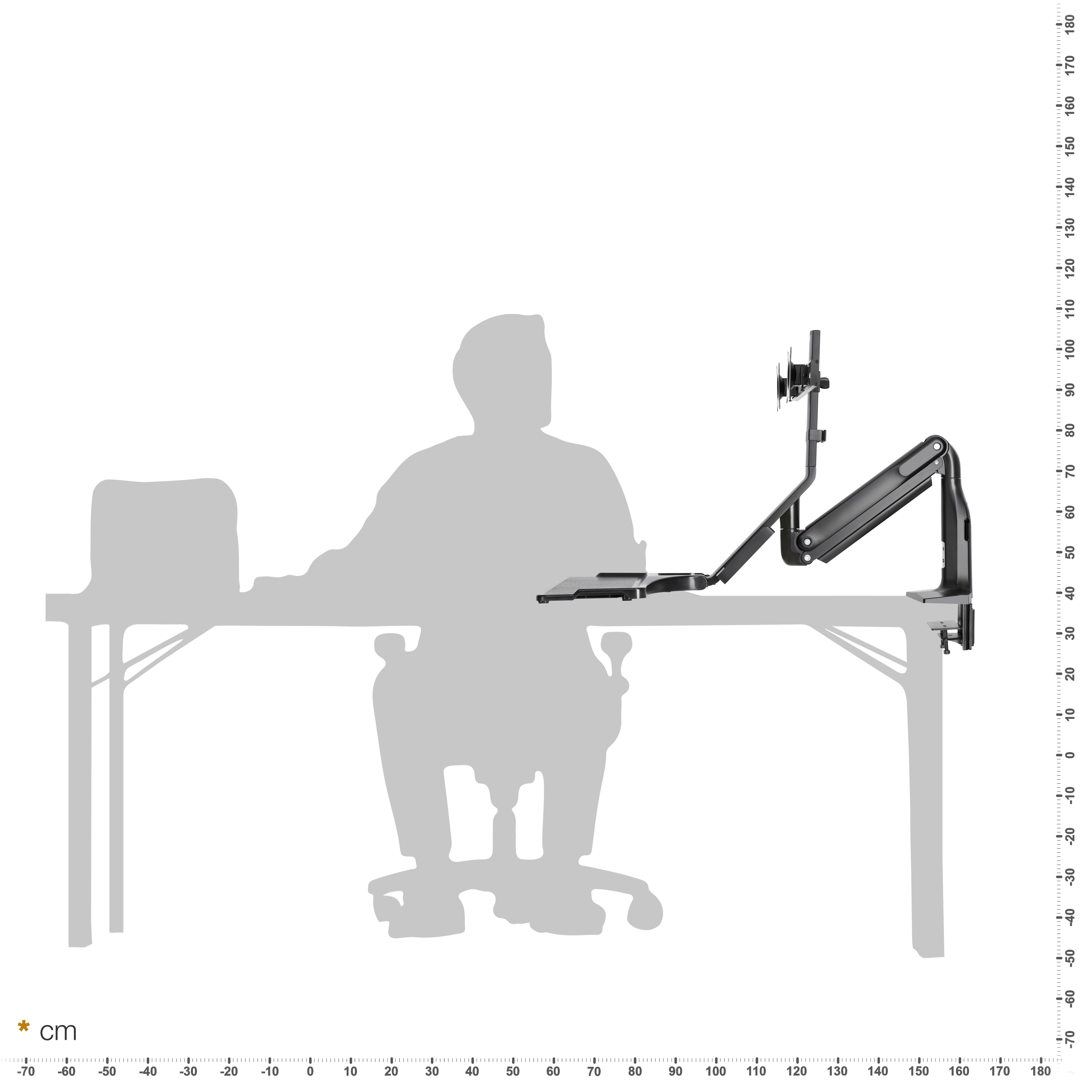 Ein Mann sitzt an einem Schreibtisch mit einem Monitorarm und einer Tastaturablage.