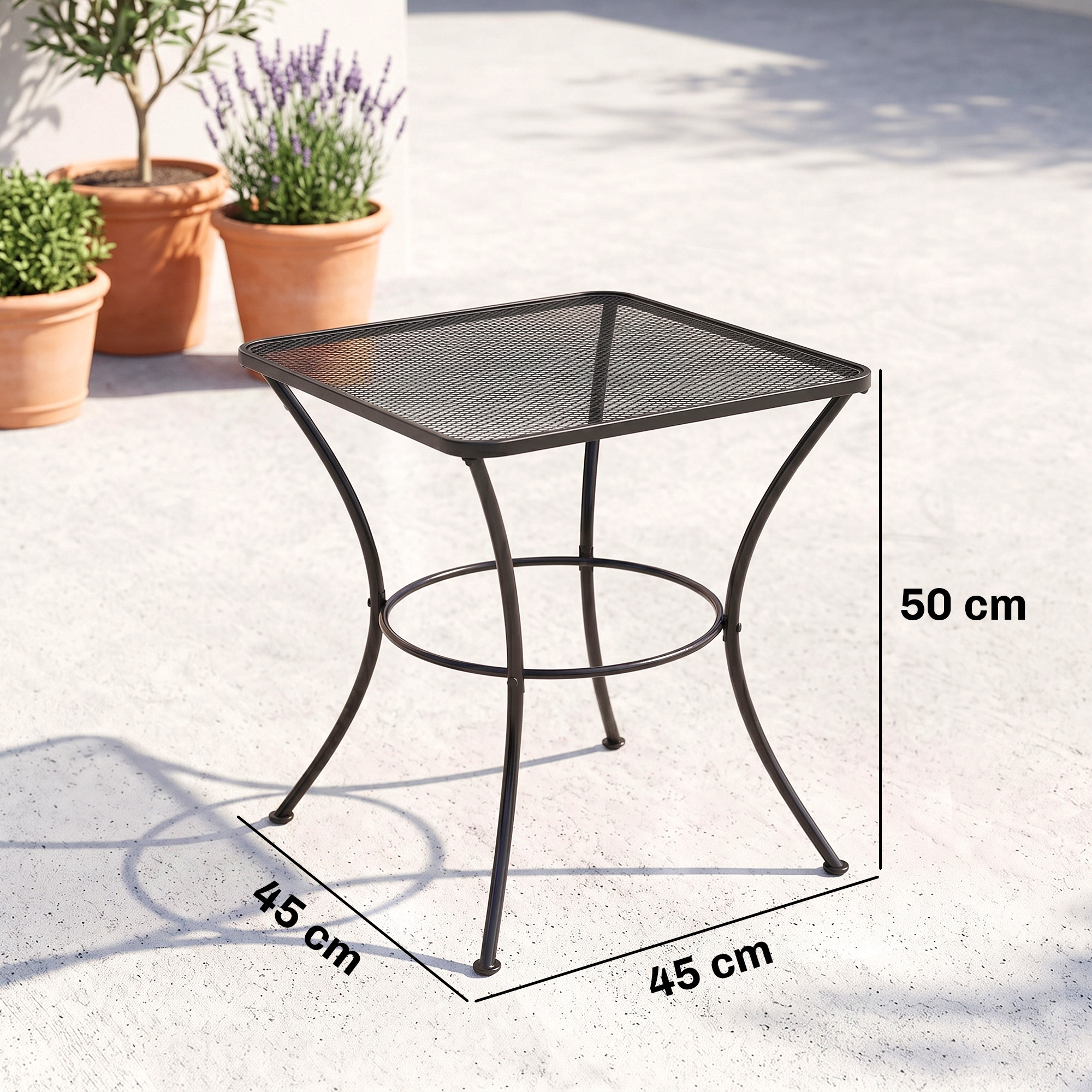 Una mesa pequeña de metal negro con tapa de malla, 45x45x50 cm.