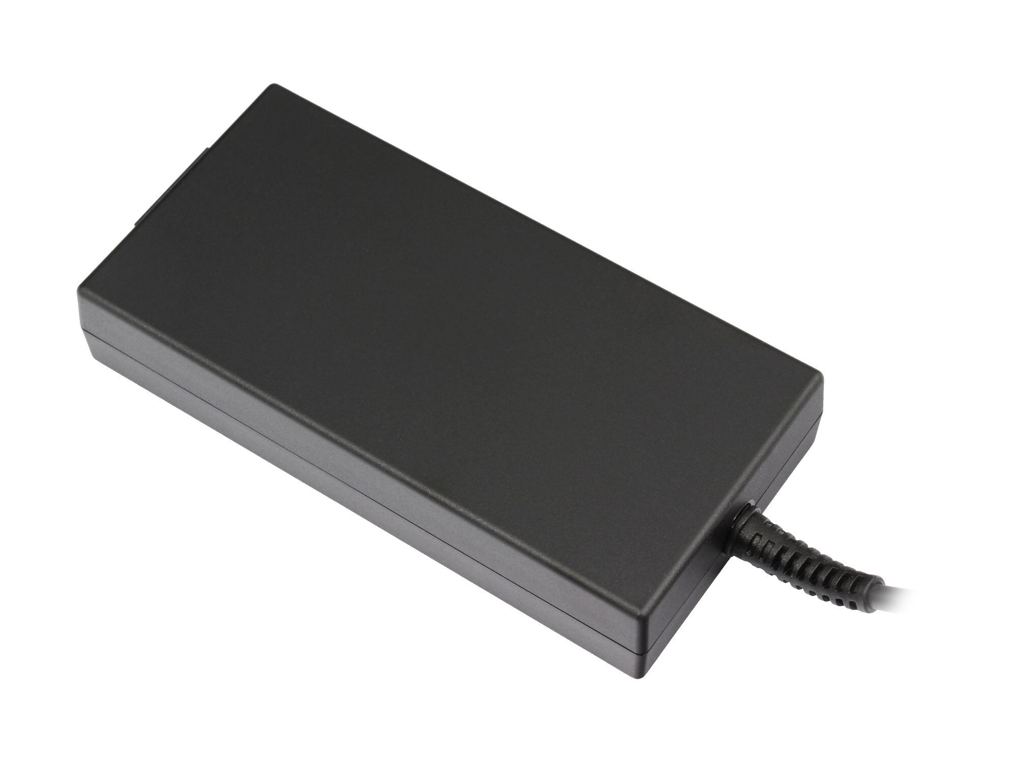 Ein schwarzer Laptop-Netzteilblock mit einem Kabel, isoliert auf weißem Hintergrund.