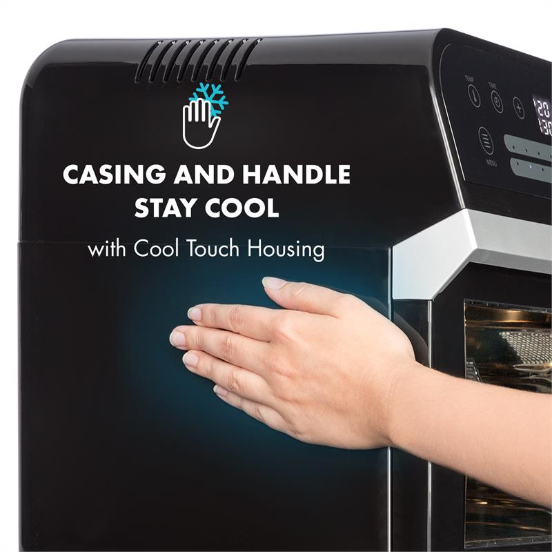 Carcasa negra de electrodoméstico con mano tocando la superficie fría.