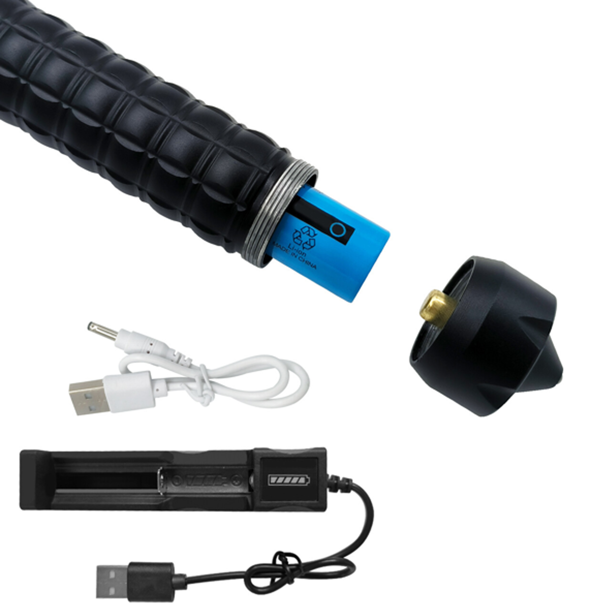 Schwarze Taschenlampenteile, blaue Batterie, USB-Kabel und Ladegerät auf Weiß.