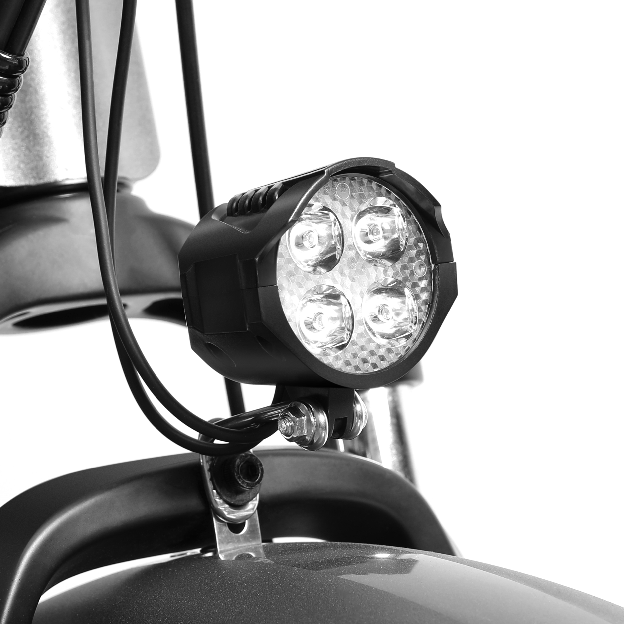 Primo piano di un faro per bicicletta con quattro LED e fili.