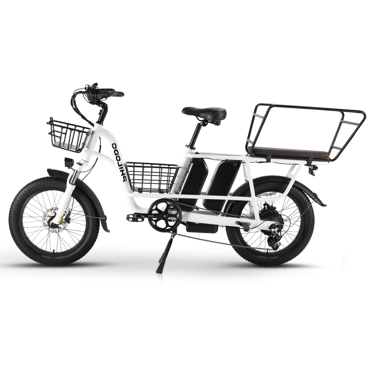 Ein weißes E-Lastenrad mit zwei Akkus, vorderem und hinterem Korb sowie einem Rücksitz.