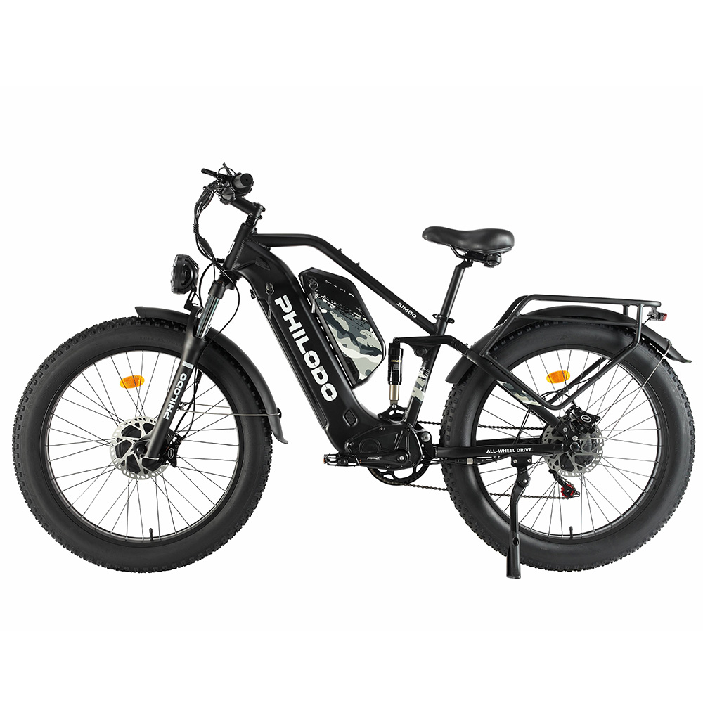 Schwarzes E-Bike mit dicken Reifen, Federung und Gepäckträger auf weißem Hintergrund.