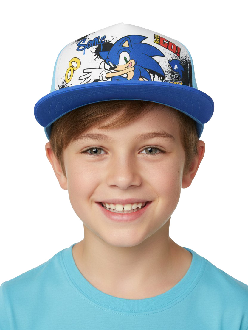 Ein lächelnder kleiner Junge trägt eine blau-weiße Sonic the Hedgehog Baseballkappe.