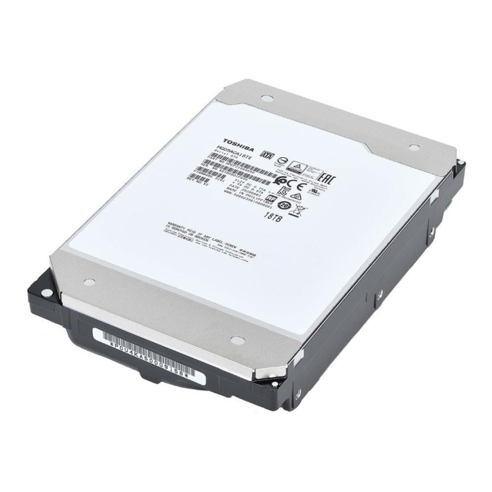 Gümüş üst ve siyah kasalı Toshiba 18TB sabit disk.