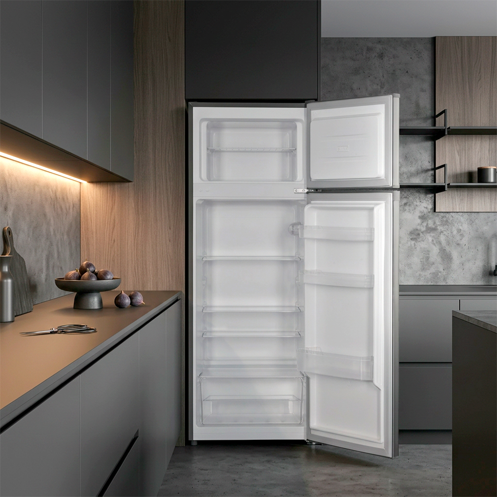 Una nevera abierta de dos puertas en una cocina moderna con gabinetes grises y detalles de madera.