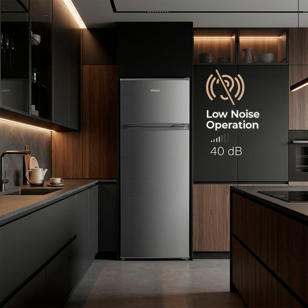 Un refrigerador plateado en una cocina moderna con gabinetes oscuros.