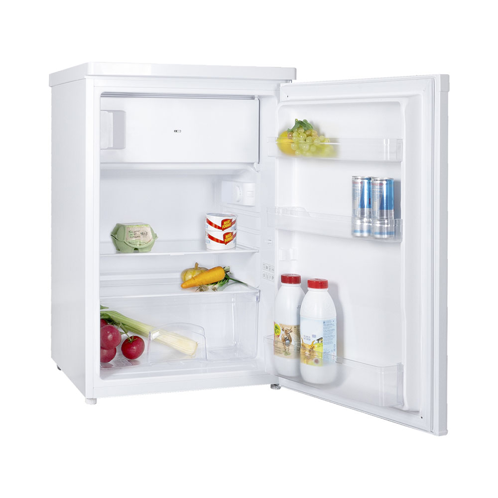 Un frigorifero bianco aperto con alimenti come frutta, verdura, lattine e bottiglie.