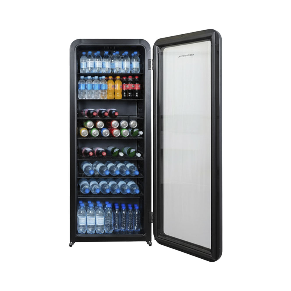 Frigo per bevande nero aperto con ripiani contenenti bottiglie d'acqua, bibite e lattine.