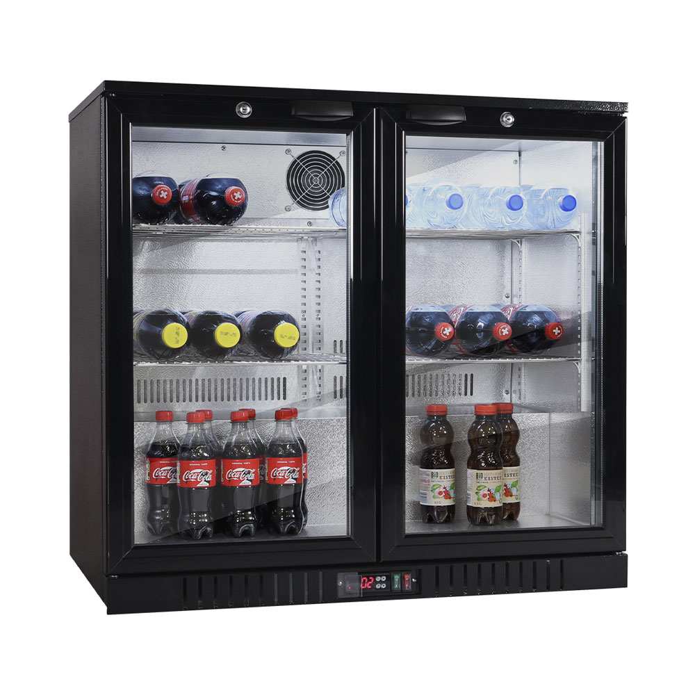 Un frigorifero nero a doppia anta con bottiglie di Coca-Cola, acqua e succo.