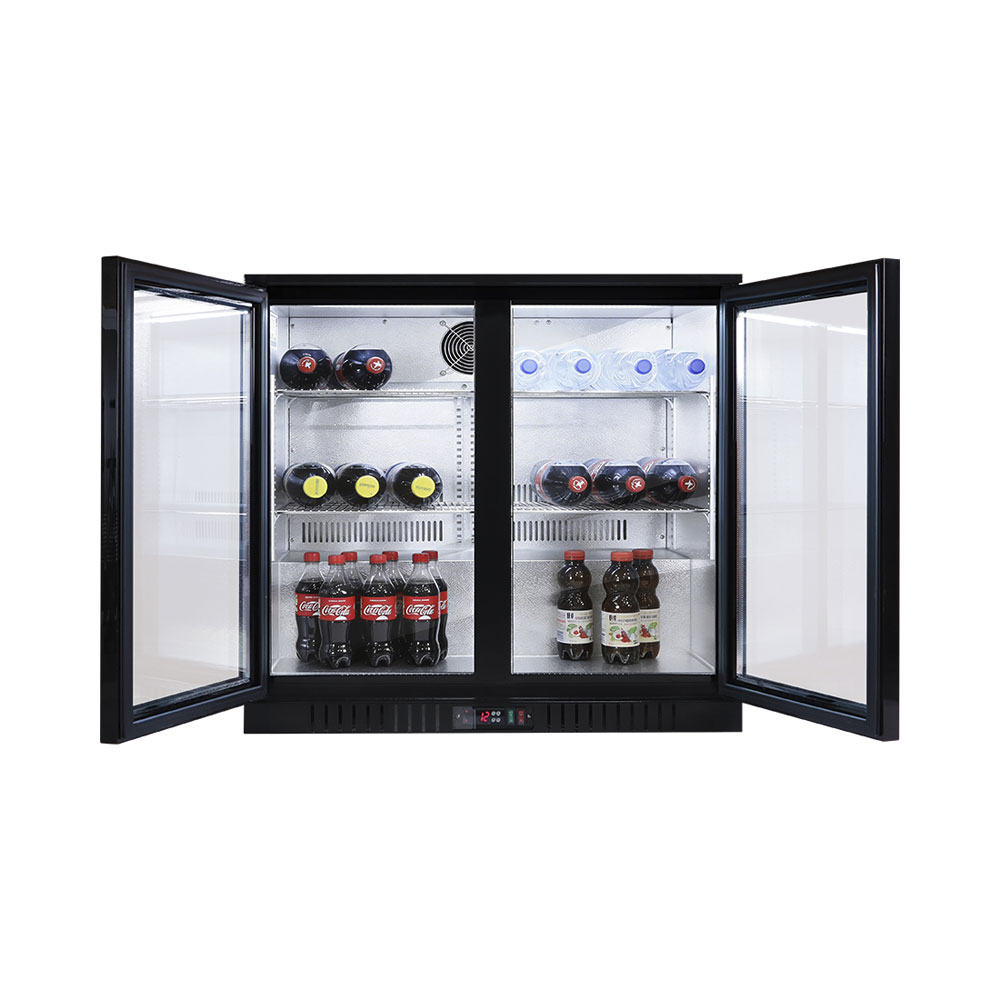 Frigorifero nero a doppia porta con frontale in vetro, fornito di Coca-Cola, acqua e succhi.