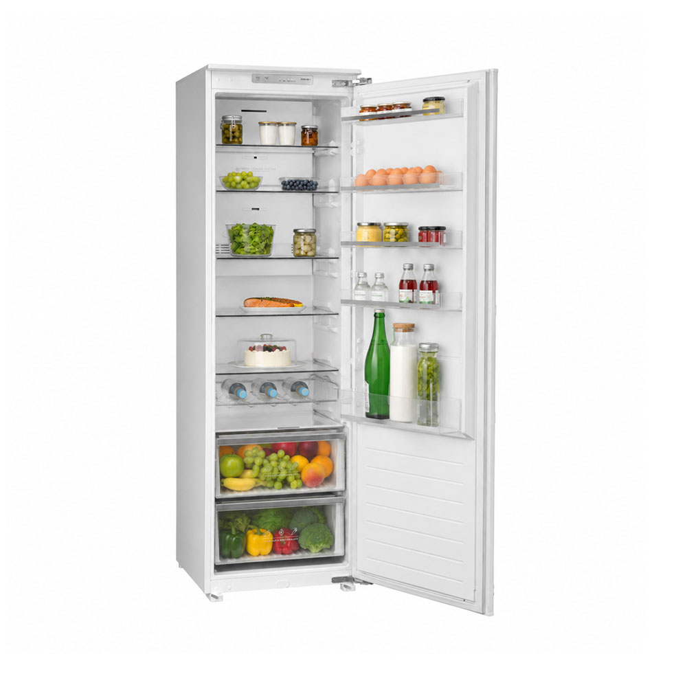 Ein offener weißer Kühlschrank mit Lebensmitteln auf mehreren Regalen.