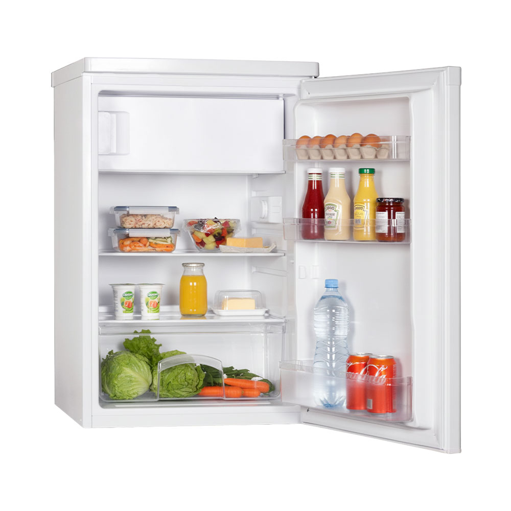 Un frigorifero bianco aperto con cibo: uova, salse, succo, burro, verdure e bevande.