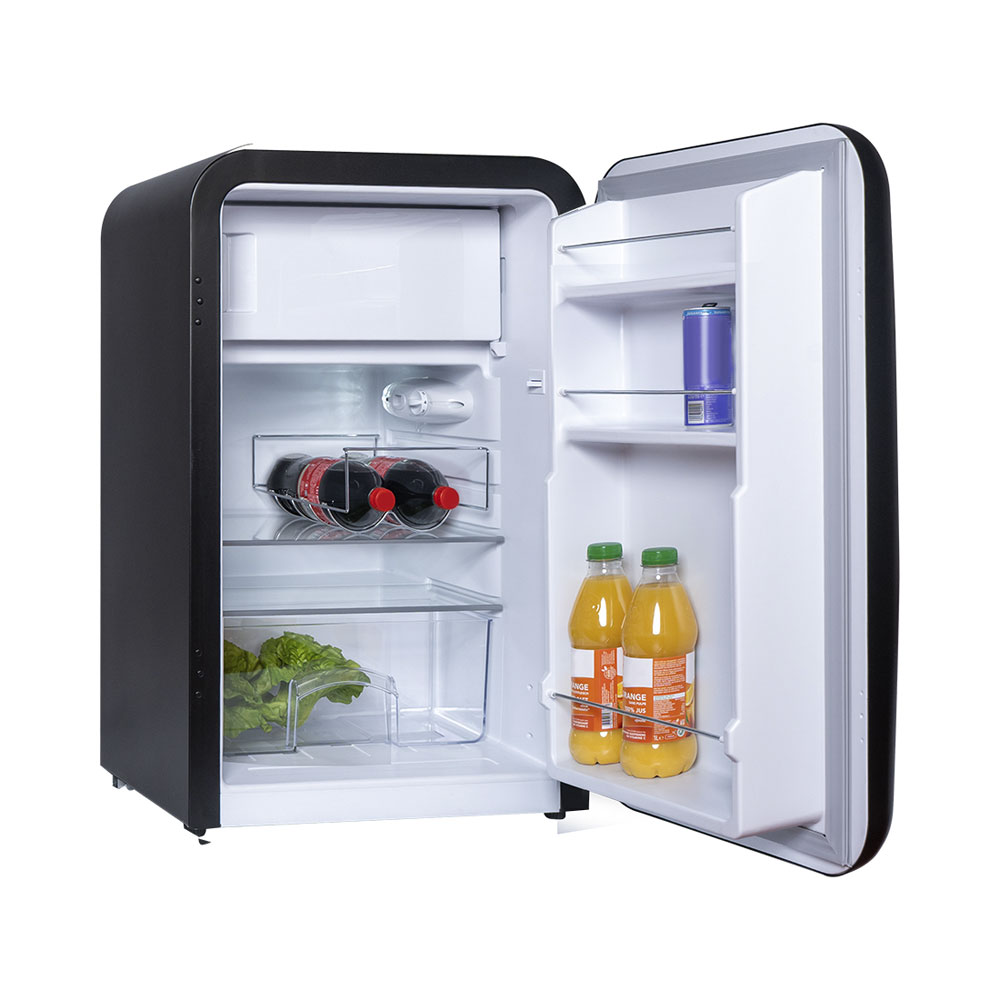 Un mini-frigo nero retrò, aperto, con bevande e lattuga all'interno.