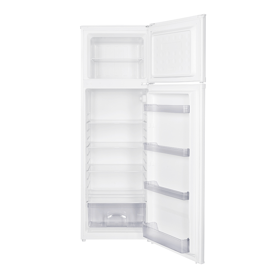 Refrigerador-congelador blanco con la puerta abierta, mostrando estantes.