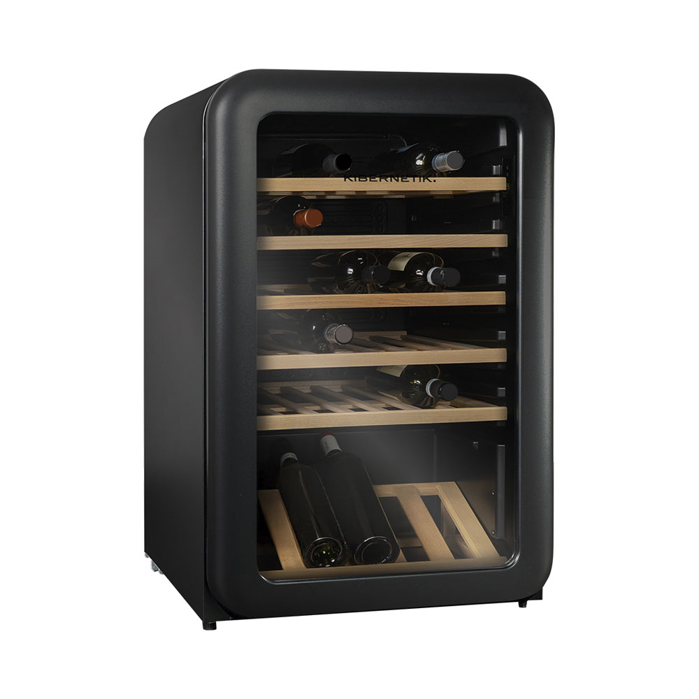 Cantinetta vino nera con porta in vetro e ripiani in legno, piena di bottiglie.