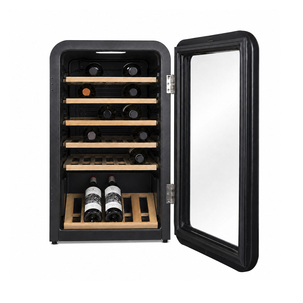 Una cantinetta nera con porta a vetro e ripiani in legno, piena di bottiglie di vino.