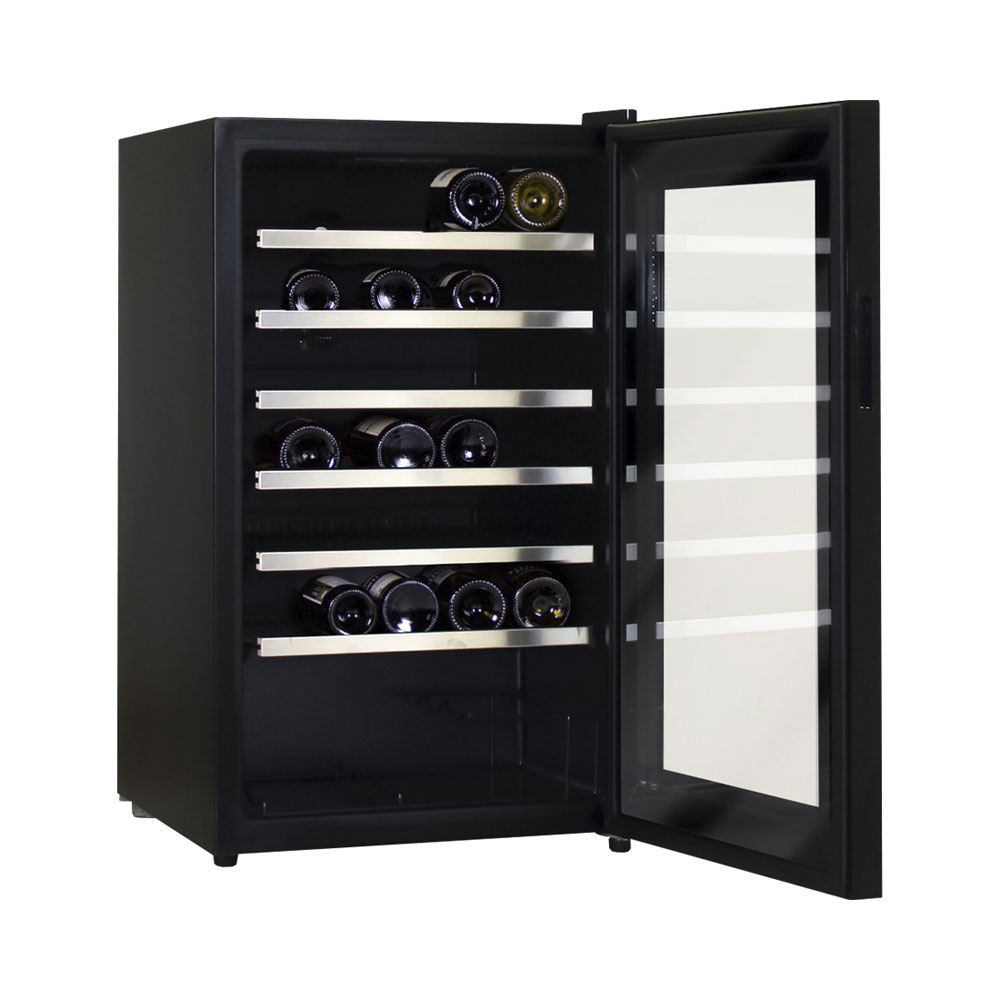 Una cantinetta nera con porta in vetro, riempita di bottiglie di vino su più ripiani.